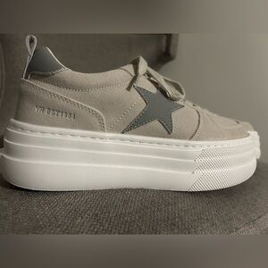 Star sneakers! Vintage Havana size 8.5